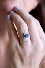 Anell de plata amb Safir blau en brut.