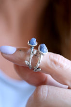 Anell de plata amb Safir blau en brut.