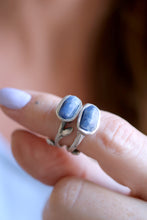 Anell de plata amb Safir blau en brut.