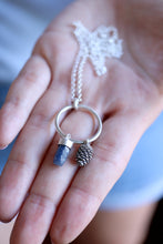 Penjoll de pinya de plata i Safir blau en brut.