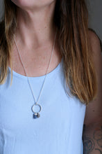 Penjoll de pinya de plata i Safir blau en brut.
