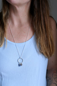 Penjoll de pinya de plata i Safir blau en brut.