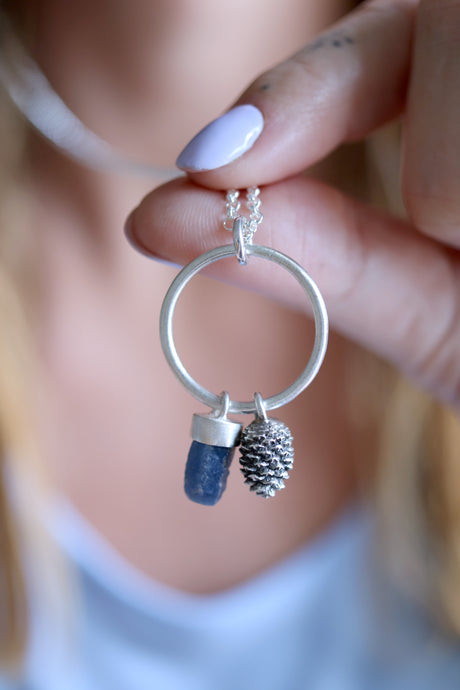 Penjoll de pinya de plata i Safir blau en brut.