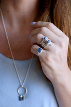 Anell de plata amb Safir blau en brut.