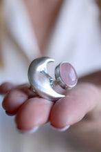 Anell de mitja Lluna de plata amb Quars Rosa.