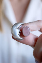 Anell de mitja Lluna de plata amb Quars Rosa.