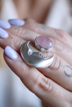 Anell de mitja Lluna de plata amb Quars Rosa.