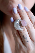 Anell de mitja Lluna de plata amb Quars Rosa.