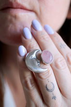 Anell de mitja Lluna de plata amb Quars Rosa.