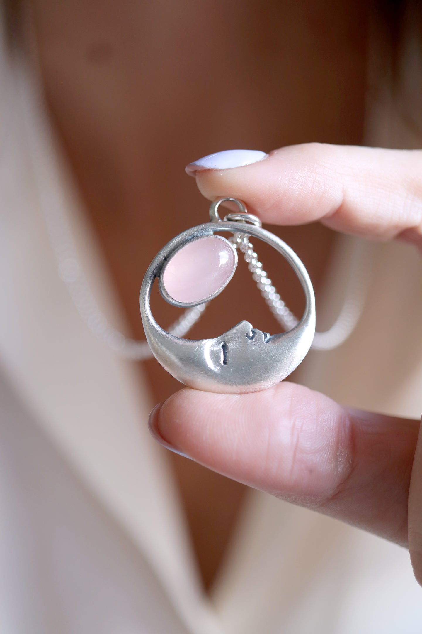 Penjoll de mitja Lluna de plata amb Quars Rosa.