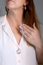 Anell de mitja Lluna de plata amb Quars Rosa.