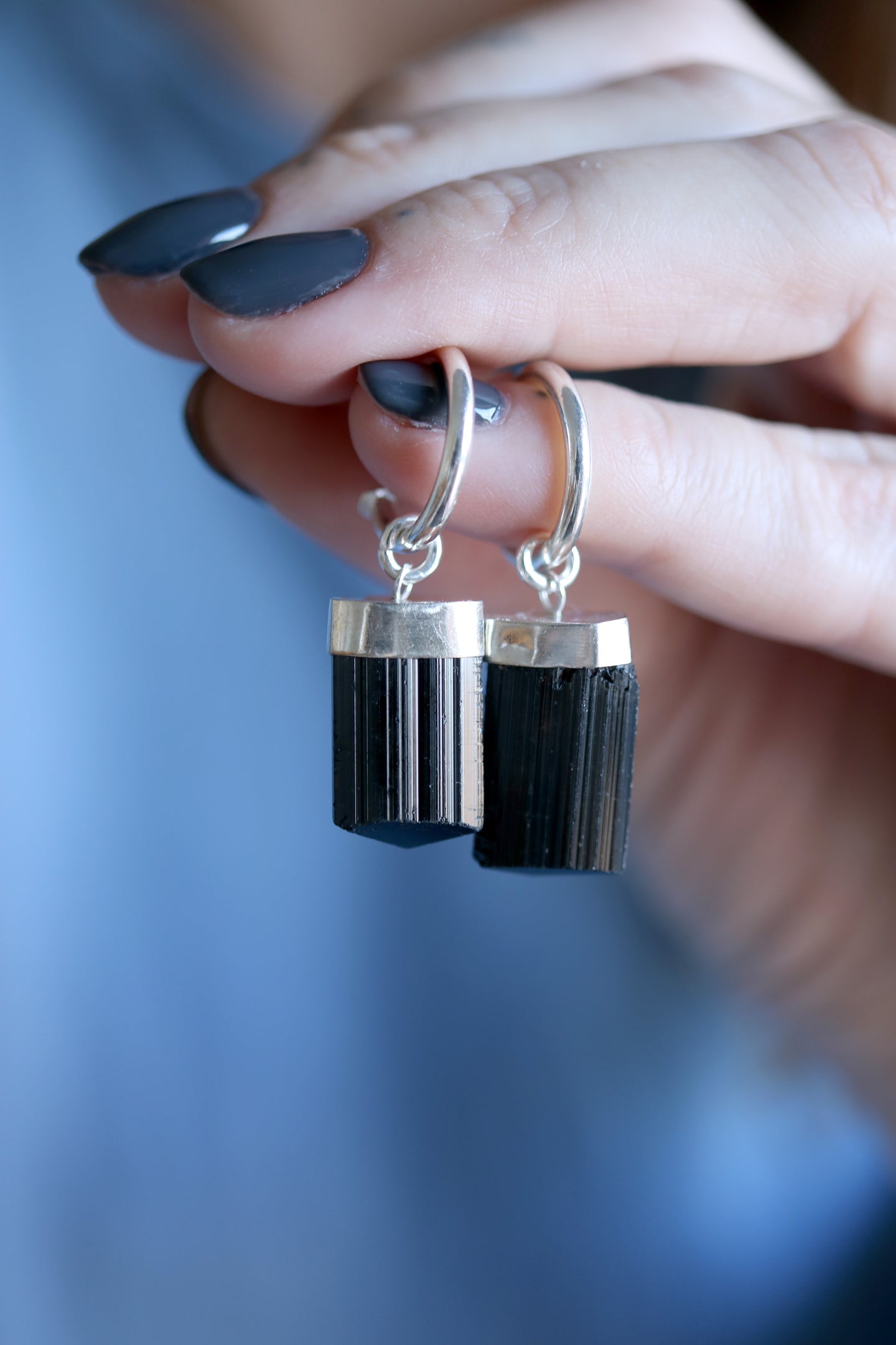 Arracades de plata amb Turmalina negra.