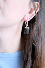 Arracades de plata amb Turmalina negra.