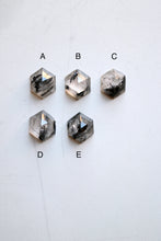 Anell de plata amb Quars amb Turmalina hexagonal i dues Calaveres.