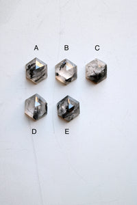 Anell de plata amb Quars amb Turmalina hexagonal i dues Calaveres.