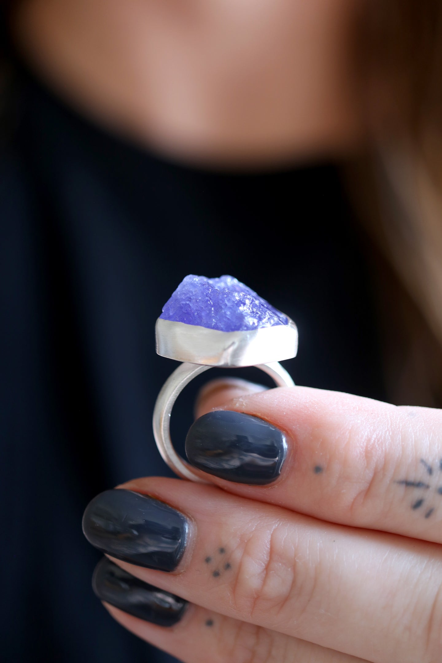 Anell de plata amb Tanzanita natural.