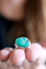 Anell de plata amb Maragda natural en brut.