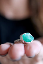 Anell de plata amb Maragda natural en brut.