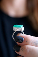 Anell de plata amb Maragda natural en brut.