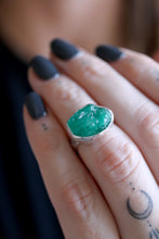 Anell de plata amb Maragda natural en brut.