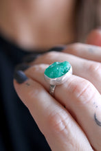 Anell de plata amb Maragda natural en brut.