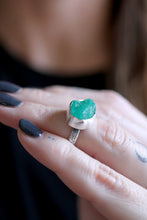 Anell de plata amb Maragda natural en brut.