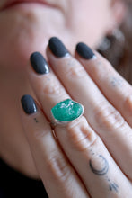 Anell de plata amb Maragda natural en brut.