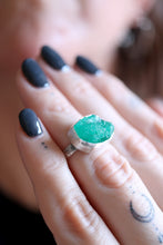 Anell de plata amb Maragda natural en brut.