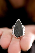 Anell de plata amb Turmalina negra.