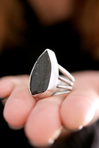 Anell de plata amb Turmalina negra.