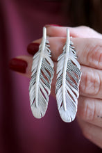 Arracades mitjanes de plomes de plata.