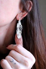 Arracades mitjanes de plomes de plata.