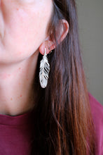 Arracades mitjanes de plomes de plata.