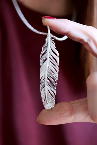 Penjoll de ploma de plata.