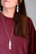 Arracades mitjanes de plomes de plata.