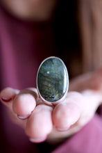 Anell de ploma de plata amb Labradorita natural.