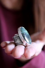 Anell de ploma de plata amb Labradorita natural.