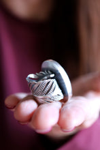 Anell de ploma de plata amb Labradorita natural.