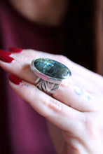 Anell de ploma de plata amb Labradorita natural.