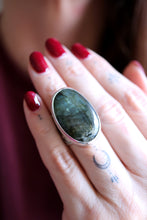 Anell de ploma de plata amb Labradorita natural.