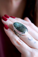 Anell de ploma de plata amb Labradorita natural.