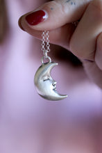 Penjoll de mitja lluna de plata.