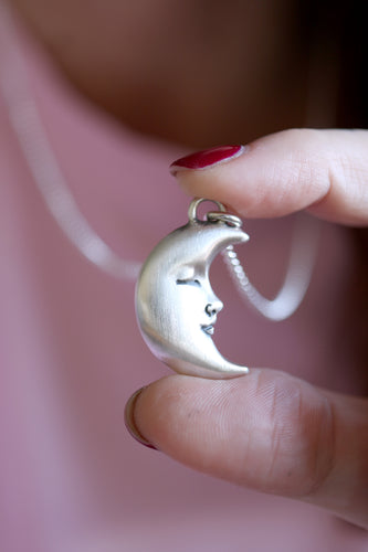 Penjoll de mitja lluna de plata.