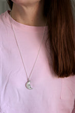 Penjoll de mitja lluna de plata.