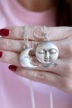 Penjoll de mitja lluna de plata.