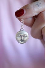 Penjoll de Lluna plena petita de plata.