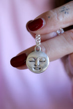 Penjoll de Lluna plena petita de plata.