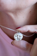 Penjoll de Lluna plena petita de plata.