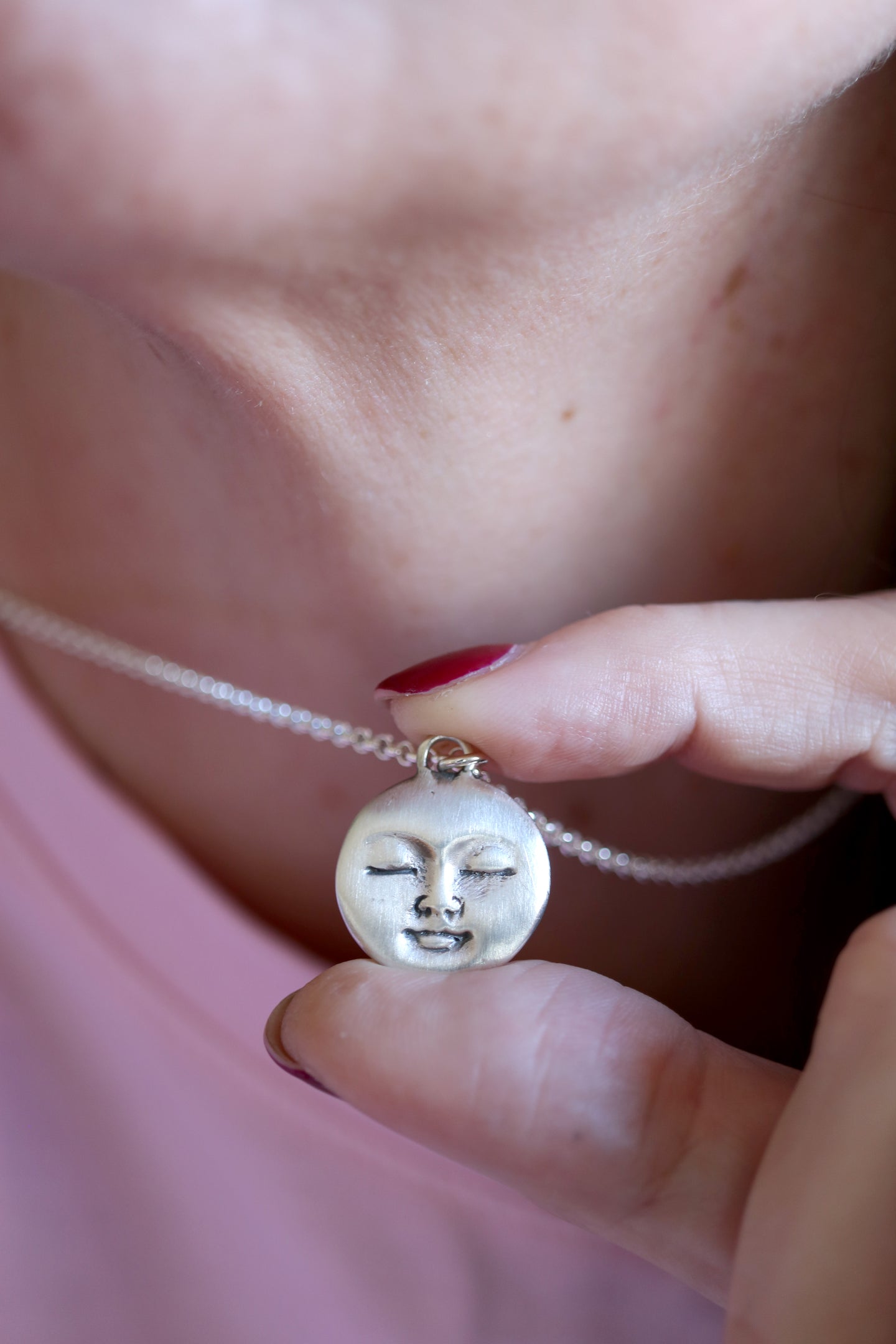 Penjoll de Lluna plena petita de plata.