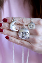 Penjoll de Lluna plena petita de plata.